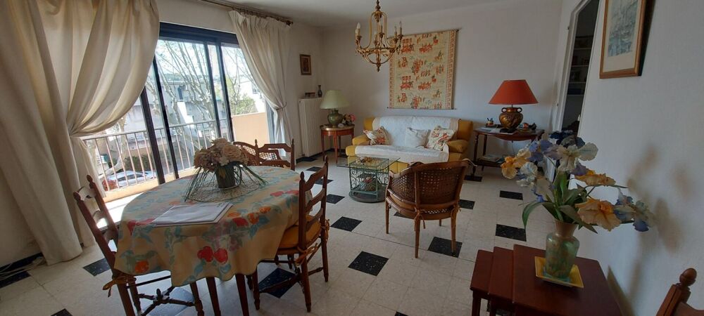 30. GARD. NIMES. Appartement traversant climatisé de 106 m² avec terrasse dans résidence sécurisée