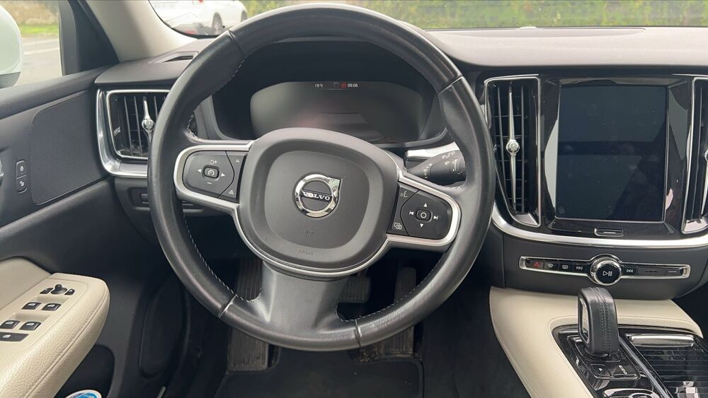V60 III 2.0 T8 392 Plug in Hybrid AWD Geartronic8 Business Execu 2019 occasion 49400 Saumur