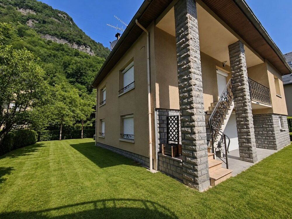À vendre  Belle maison de caractère avec fort potentiel à Bagnères-de-Luchon