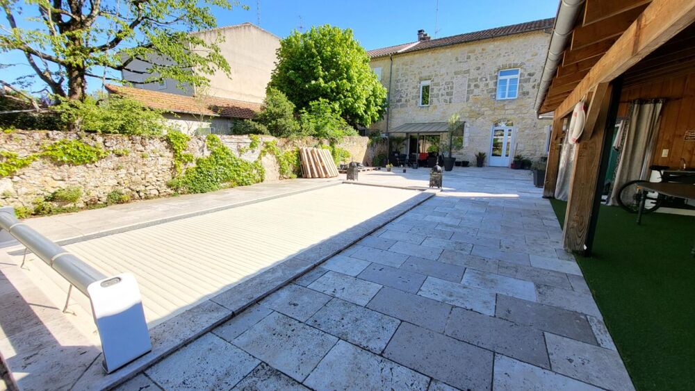 Centre ville Mussidan maison de 177 m² en pierres rénovation récente 4 chambres terrasse jardin