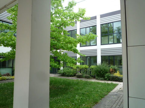   Dpt Aisne (02), Château-THierry, à vendre  immeuble de bureaux haut de gamme, construit en 2002 de 2412 m2, libre 