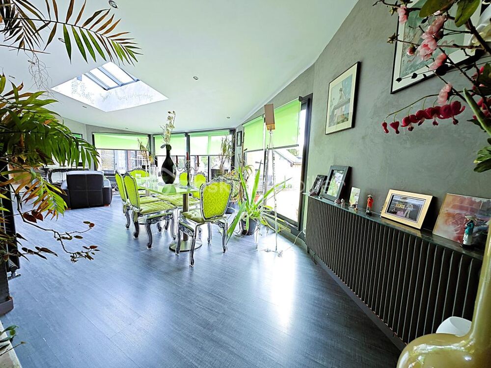 À 10 minutes de RAMBOUILLET, propriété de 220 m² habitable sur terrain de 940 m² avec une magnifique piscine de 5 M par 10 M