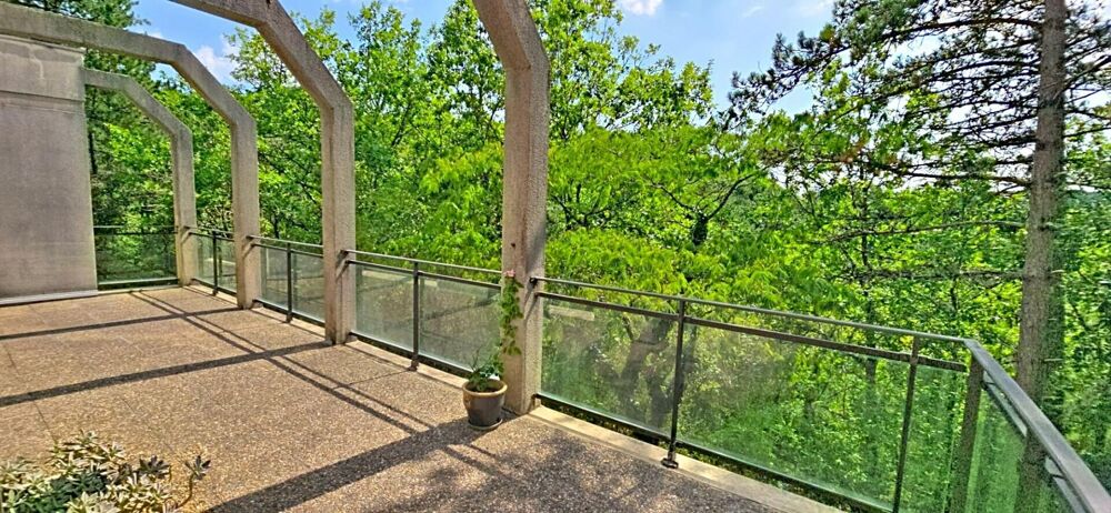 Maison d'architecte d'une surface habitable de 185 m², sur plus de 7 000 m² de terrain, à Boulazac