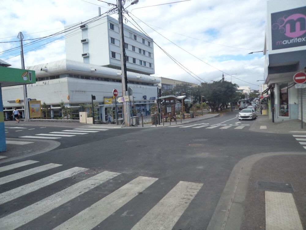 ORPI - SAINT PIERRE Appt F2 meublé 50 m² + place de pking au centre ville