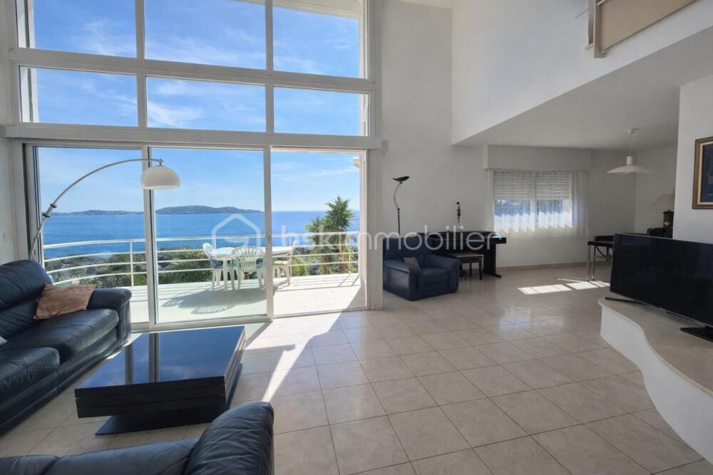 CARQUEIRANNE: VILLA D'ARCHITECTE DE 190 M2 AVEC VUE MER IMPRENABLE ET PISCINE A DEBORDEMENT