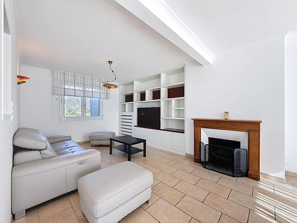 Maison avec piscine. Commerces à pied et cadre privilégié sur 930 m² de terrain. 15 minutes de Vannes