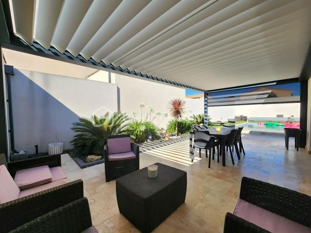 Vente Villa EXCLUSIVITÉ – Superbe villa de plain-pied avec 4 chambres, piscine maçonnée et boulodrome près de Pézenas (à Tourbes) Tourbes