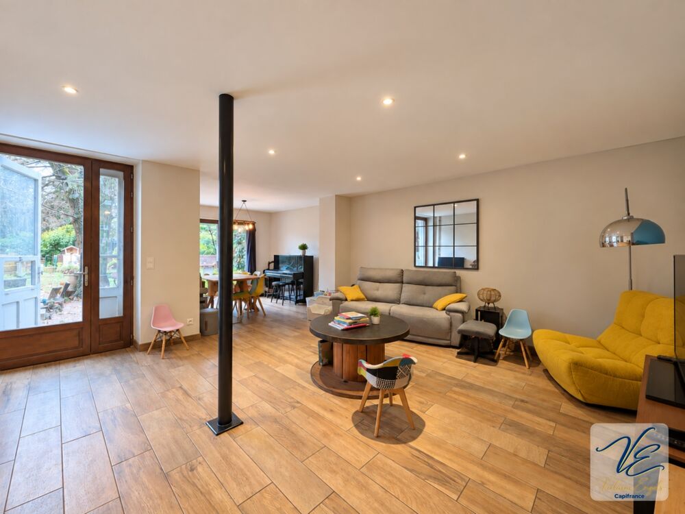 À AZILLE  MAISON BOURGEOISE RÉNOVÉE DE 259 M² AVEC 5 CHAMBRES, JARDIN PISCINABLE, PUITS ET GARAGE