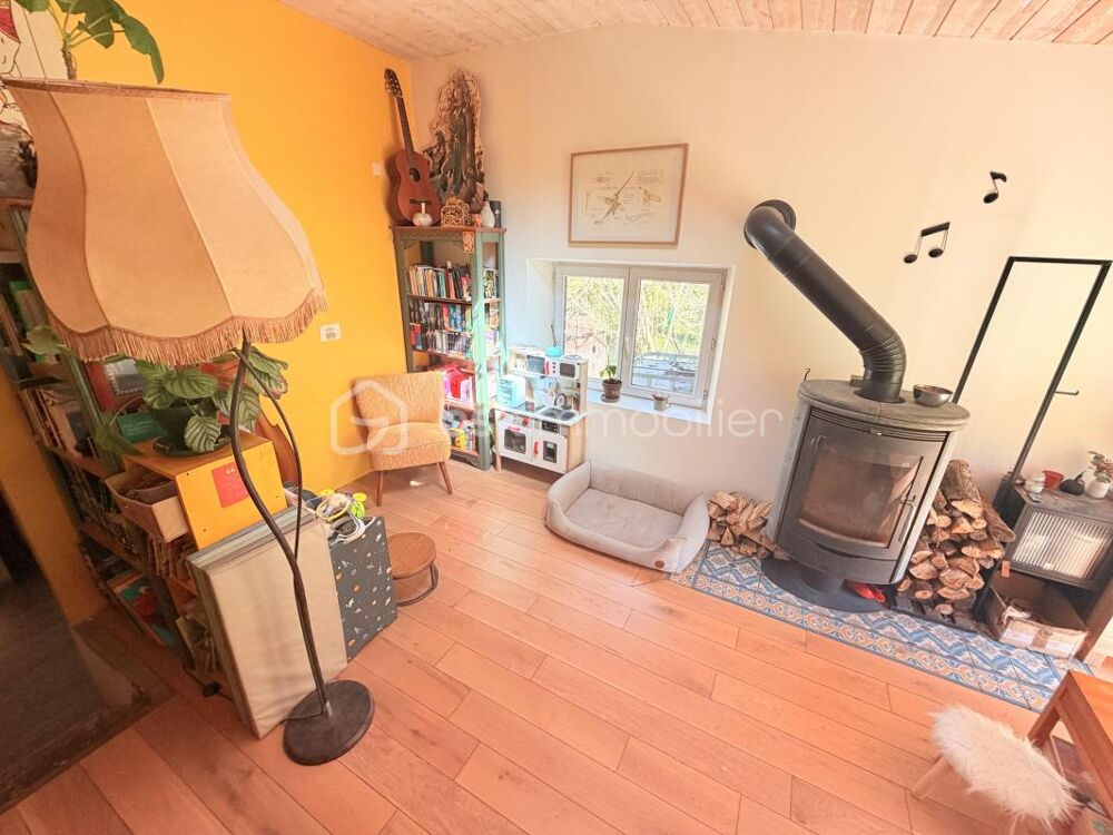 À vendre  Maison de plain-pied avec grand terrain dans un environnement très calme sans aucuns vis-à-vis