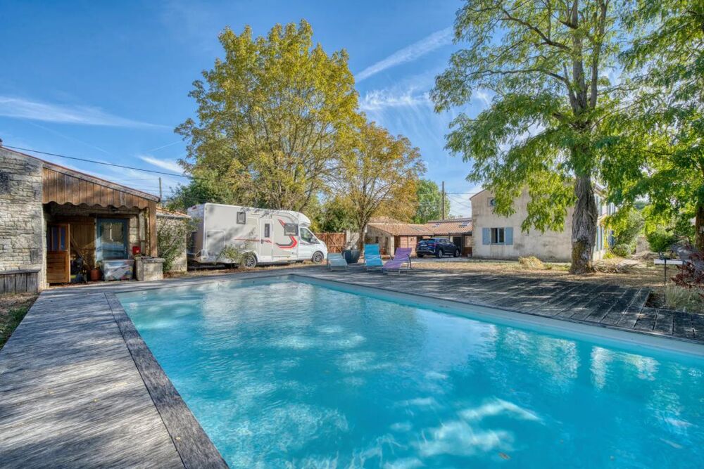 Vente Maison 17700 VOUHÉ – ANCIENNE FORGE RÉNOVÉE – 239 M² - Gîte - Piscine Vouhe