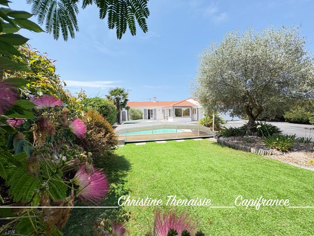 Maison à vendre 5 pièces - Plain-Pied - 3 chambres - 2 salles d'eau - 3 wc - Piscine couverte - 2 garages SAINT HILAIRE DE RIEZ