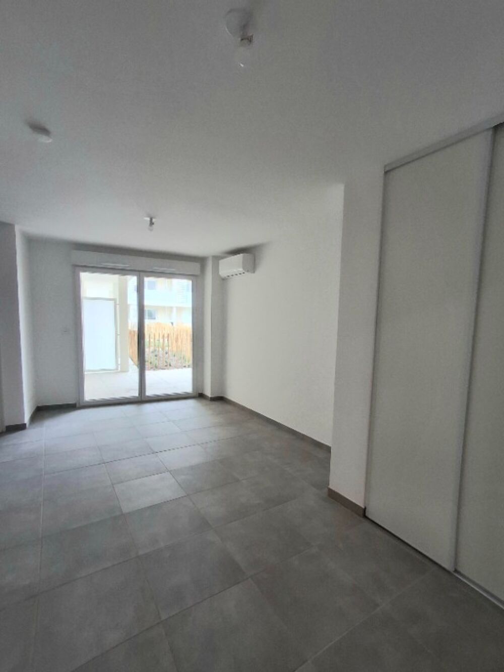 T1 NEUF avec terrasse et parking à MONTEUX