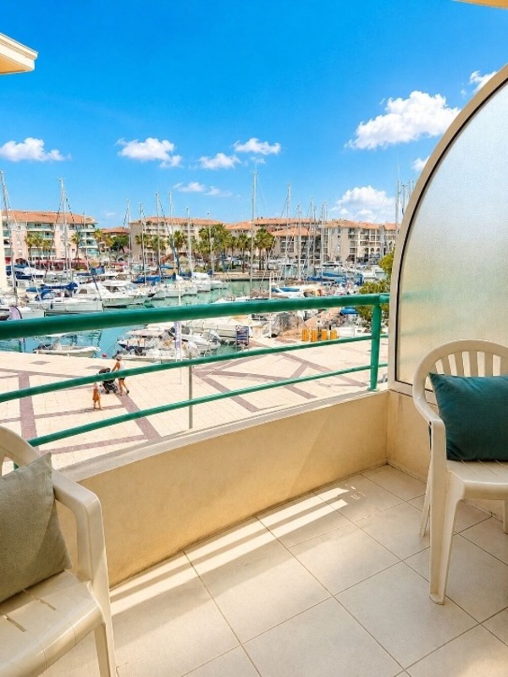 Port-Fréjus  Appartement 2 pièces avec balcon, vue sur le port, résidence avec piscine
