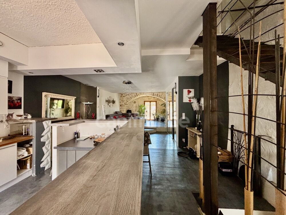 GIGEAN(34), À VENDRE MAISON DE VILLAGE RÉNOVÉE P4, SURFACE TOTALE 126 m2, TERRASSE 10 m2, GARAGE 26 m2, CENTRE VILLE