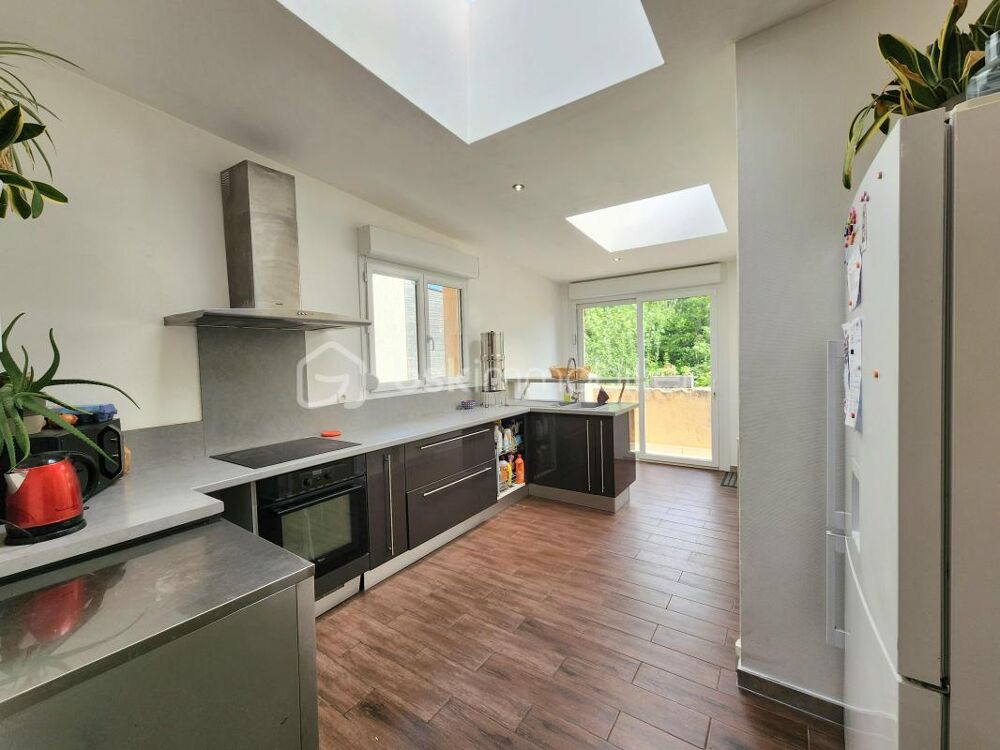 Maison individuelle, 3 grandes chambres, jardin, local commercial récent, sous-sol
