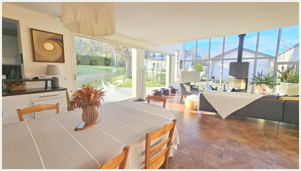 Dpt Yvelines (78), à vendre VILLENNES SUR SEINE, propriété P9 de 339 m² sur un terrain piscinable de 1 005,00 m²