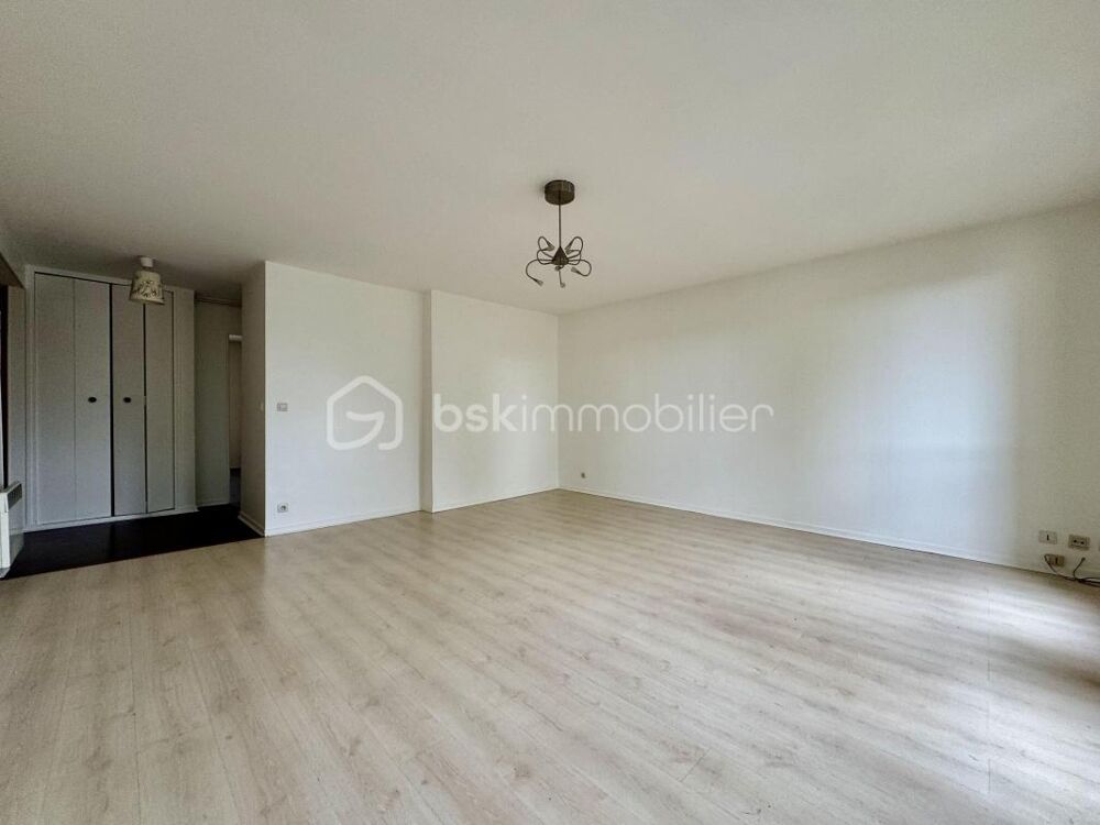 Le Bourget  Beau T3 avec balcon, cave et parking souterrain