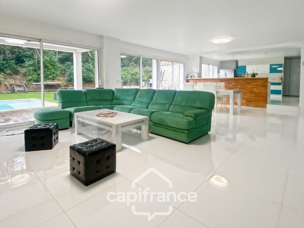 Maison à vendre 8 pièces CARQUEIRANNE (83) - Quartier Canebas - 6 chambres - 220 m2 habitable - Piscine