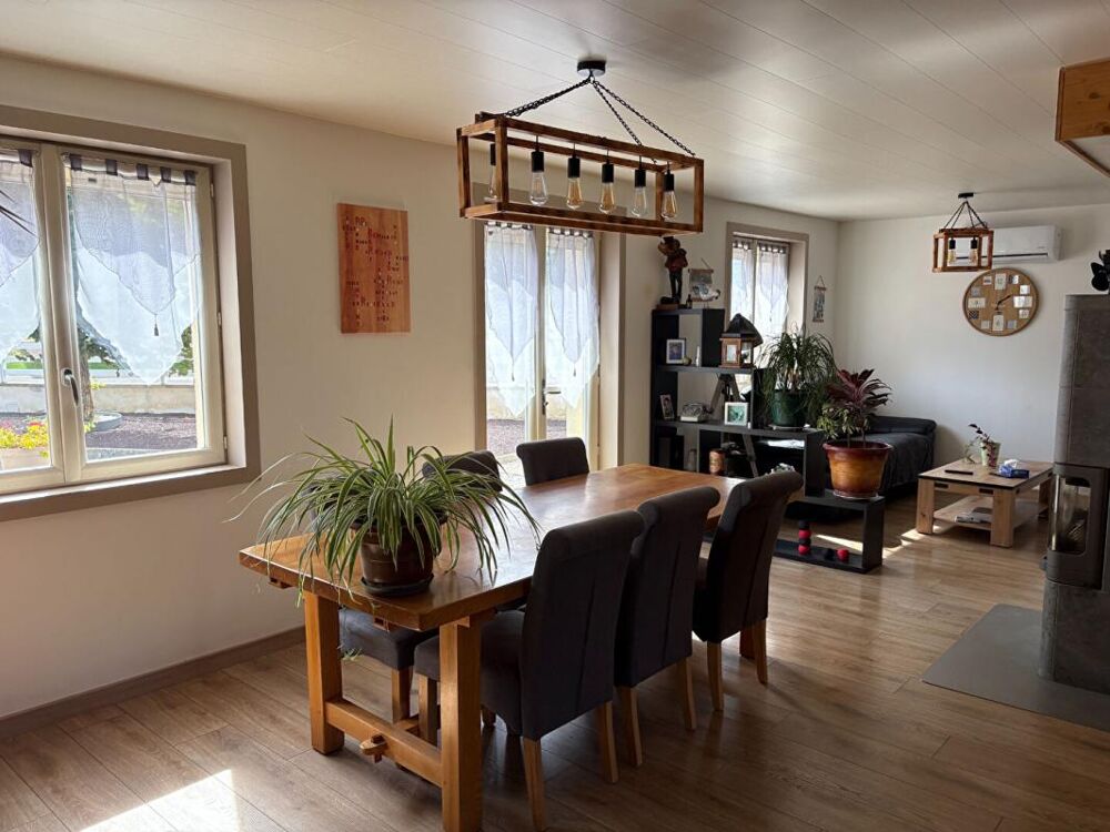 Vente Maison Maison  5 pièces103 m2 + 75m² d'annexes Etival