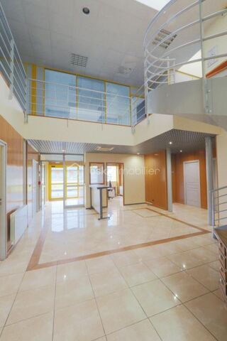   À LOUER – Bureaux Cloisonnés de 332 m² (9 Espaces) sur 2 Niveaux – Arbent (01100) Arbent
