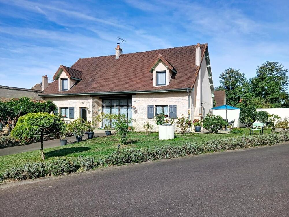 Ancienne grange rénovée de 230 m² Charme, volumes et prestations de qualité