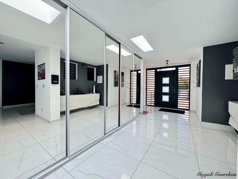 A VENDRE - PROPRIETE D'EXCEPTION AVEC VUE MER ET POTENTIEL LOCATIF REMARQUABLE - SAINTE ANNE