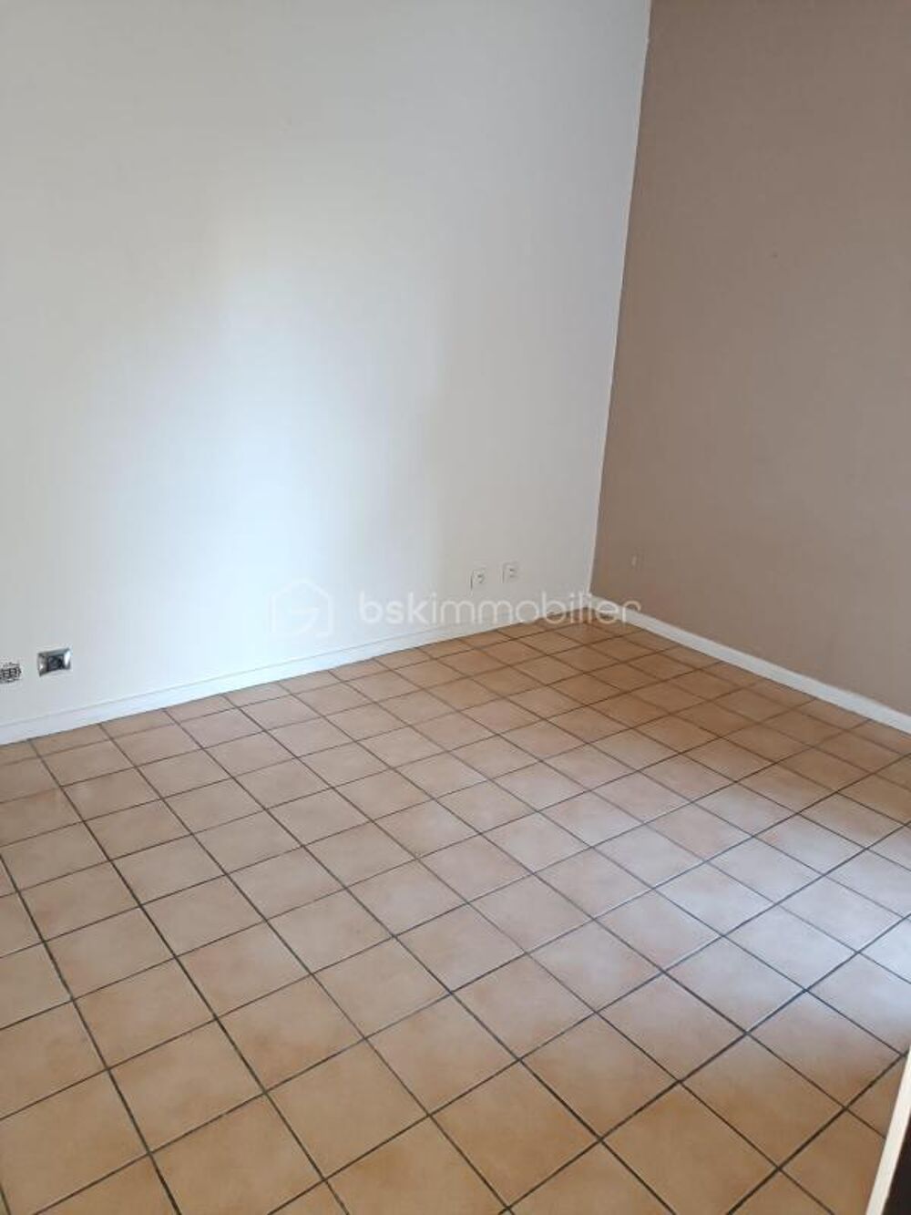 Vente Appartement F2 avec grand balcon, box fermé et beau potentiel – Une opportunité à ne pas manquer ! Livry gargan