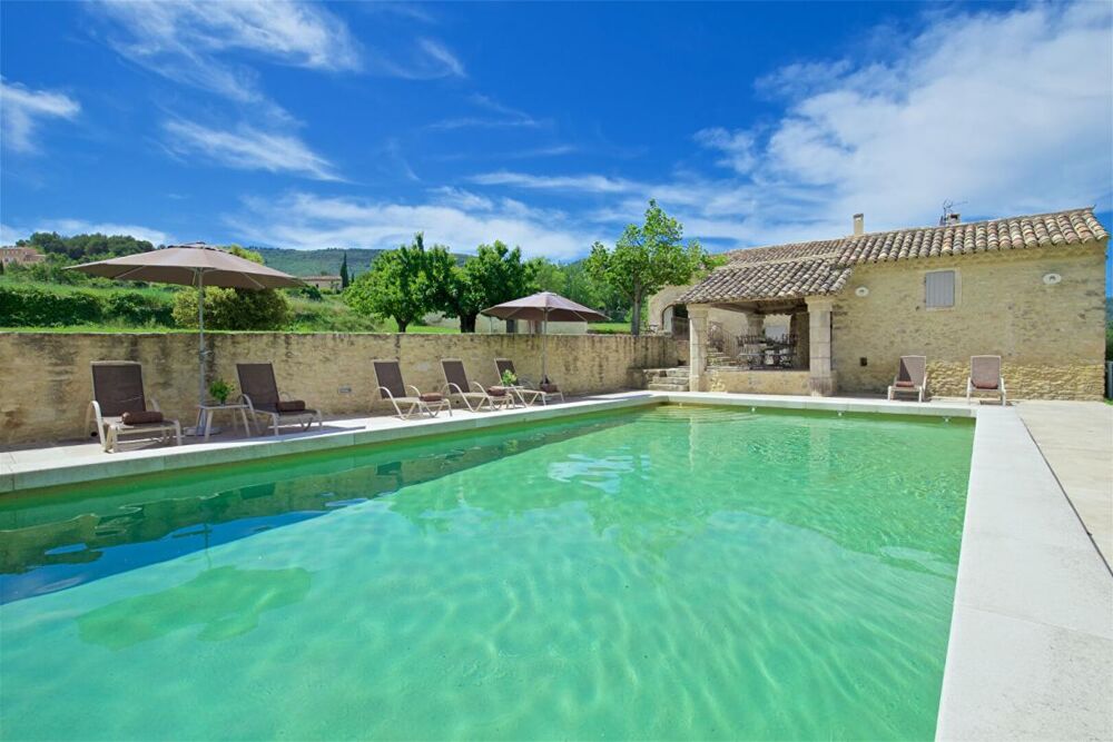 Luberon, mas restauré sur 3.8 ha avec piscine et vue