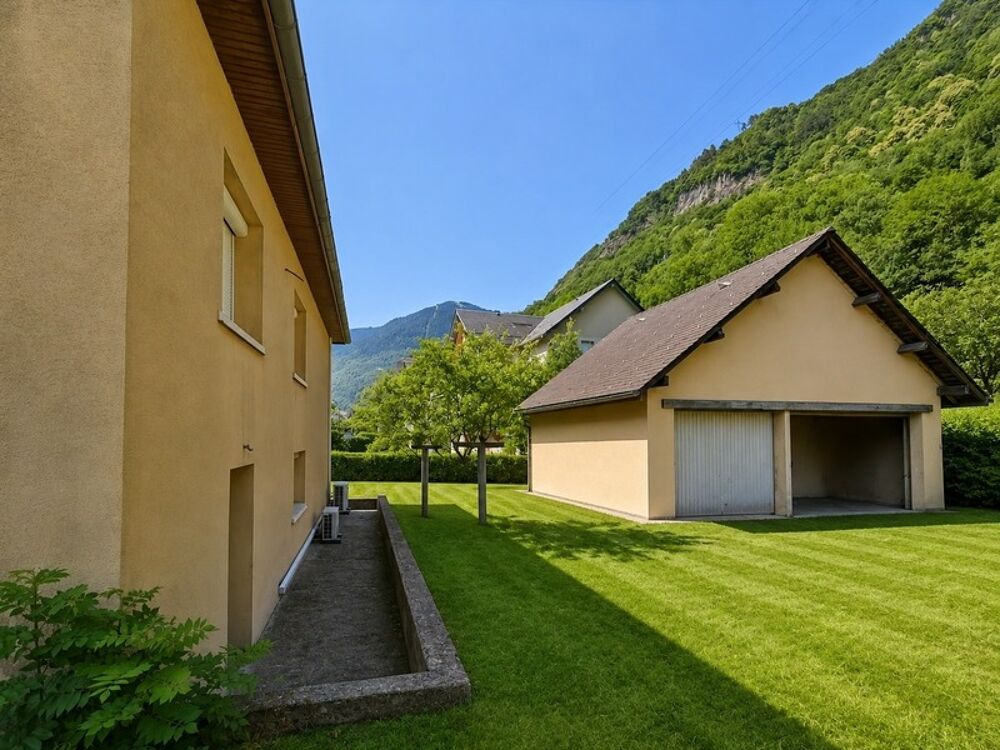 À vendre  Belle maison de caractère avec fort potentiel à Bagnères-de-Luchon