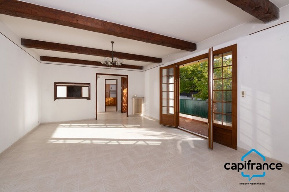 Sanary Port à pied/ Appartement en RDC de 114 m2, S/Sol de 187 m2 et terrain 318 m2 /garage. 10mn du port