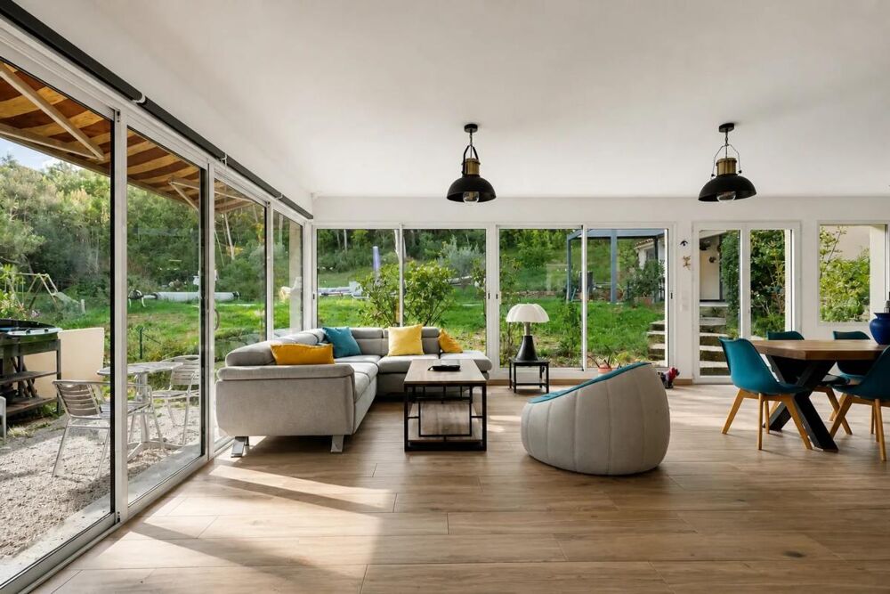 Vente Maison MAISON DE 190 M² – 9 PIÈCES – 5 CHAMBRES – TERRAIN DE 4 500 M² Cuges les pins