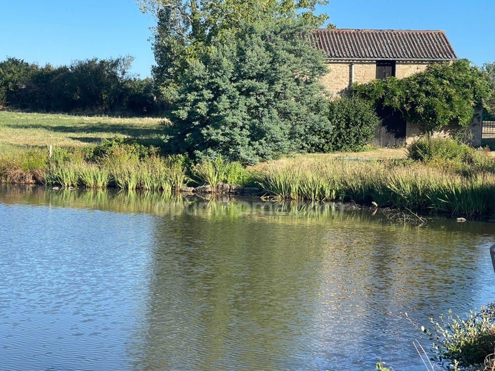 Maison sur 8853 m2 avec étang, jardin plat et dépendances