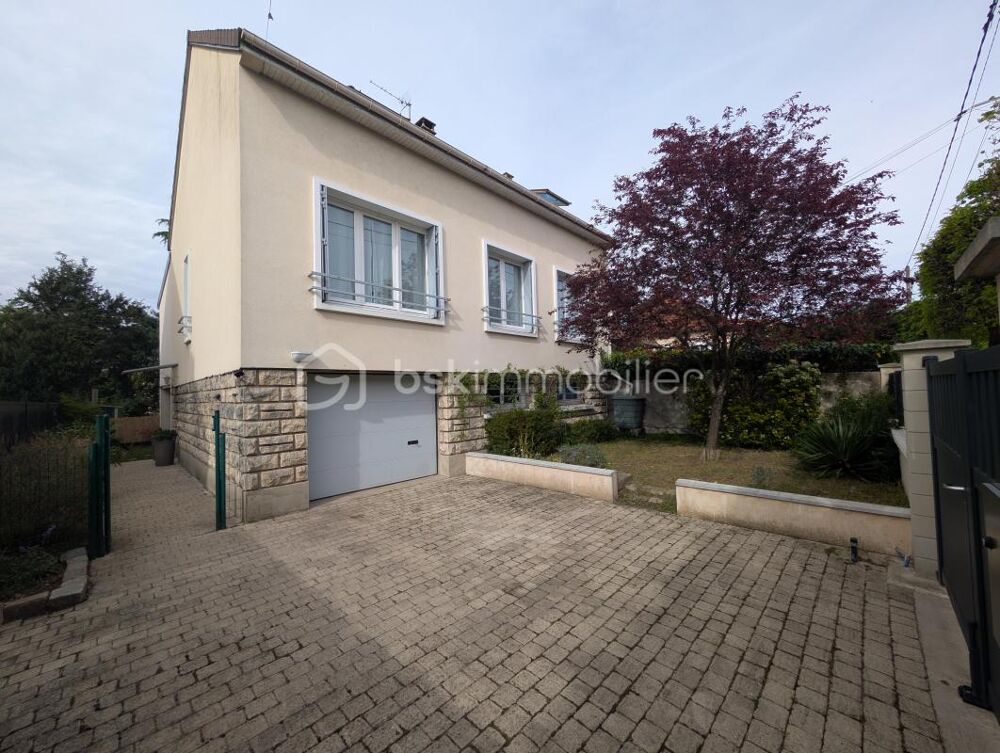 Maison familiale 5 chambres avec sous-sol total et terrain arboré sans vis-à-vis