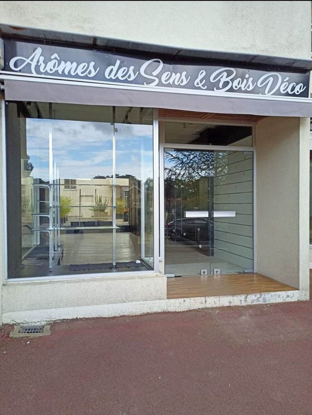   Dpt Charente Maritime (17), � vendre LES MATHES Local commercial 37.31m2 carrez+terrasses de10m2 