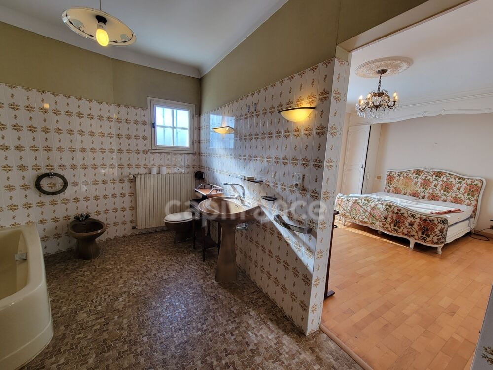 ( 85 ) Vendée entre NOIRMOUTIER , PORNIC et CHALLANS à vendre centre ville BEAUVOIR SUR MER maison 7 pièces , 181 m² ,4 chambre