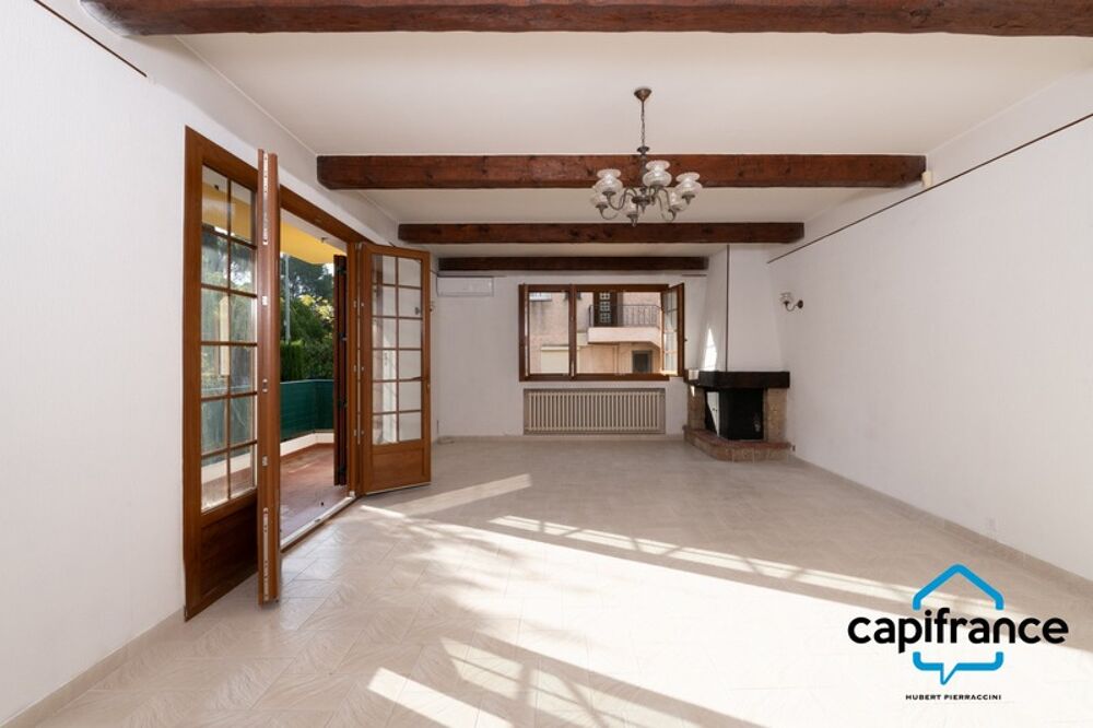 Vente Appartement Sanary Port à pied/  Appartement en RDC de 114 m2,  S/Sol de 187 m2  et terrain 318 m2 /garage. 10mn du port Sanary sur mer