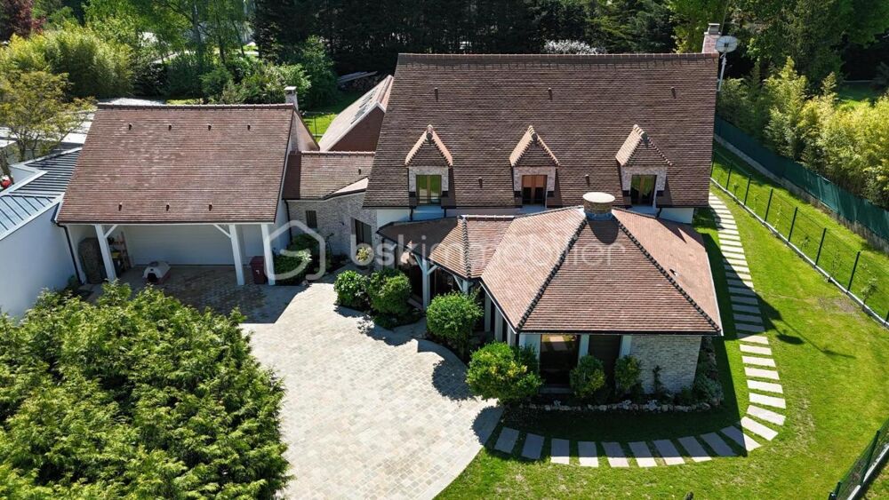 Élégante villa familiale de 326 m² habitables sur 1 390 m² de terrain  Piscine chauffée, aucun travaux à prévoir