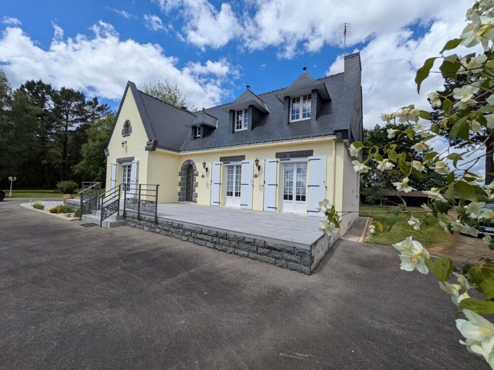 PRIZIAC PROPRIÉTÉ COMPOSÉE D'UNE MAISON DE TYPE NÉO BRETONNE DE 8 PIECES EN TRES BON ETAT GENERAL GRANDE DÉPENDANCES PARCELLE DE