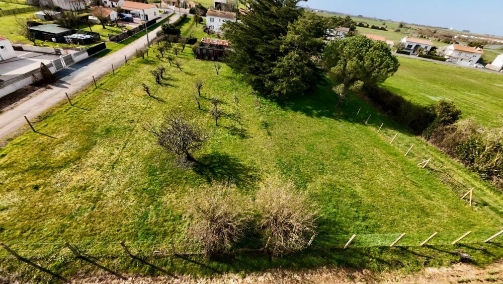 Vente Terrain LUCON (85) EXCEPTIONNEL ET RARE TERRAIN CONSTRUCTIBLE 2239 M²+760 M² A VIABILISER ET HORS LOTISSEMENT Lucon