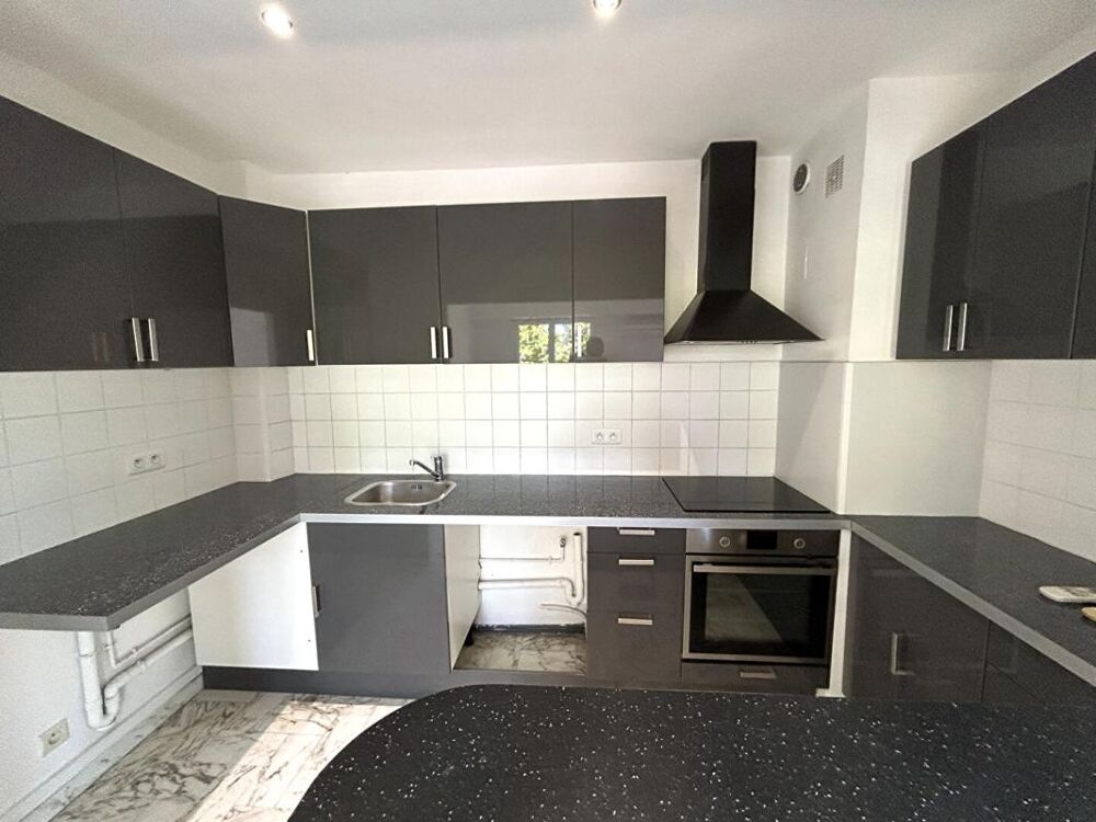 Appartement 2 pièces avec balcon, cave et stationnement dans la résidence, en plein centre-ville