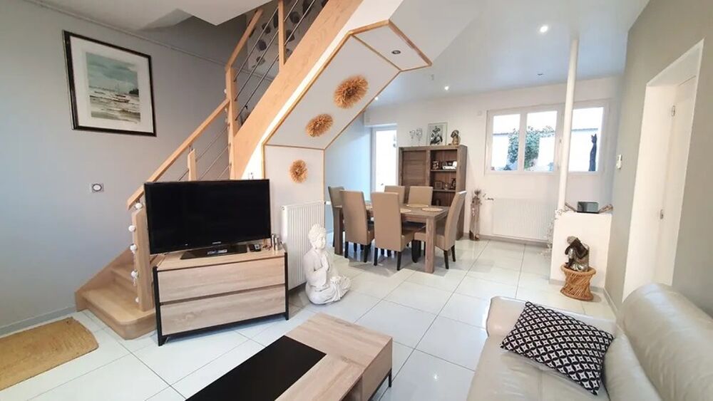 ROANNE  MAISON TYPE LOFT 95 m2 RÉNOVÉE AVEC GARAGE ET COUR PRIVATIVE