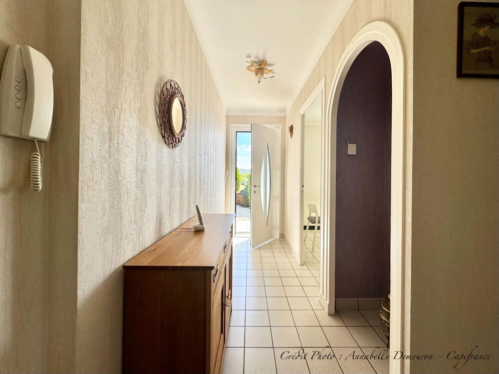 MOZAC  Maison de plain-pied 3 chambres/bureau  PISCINE  TERRAIN divisible de 2324 M²  Garages