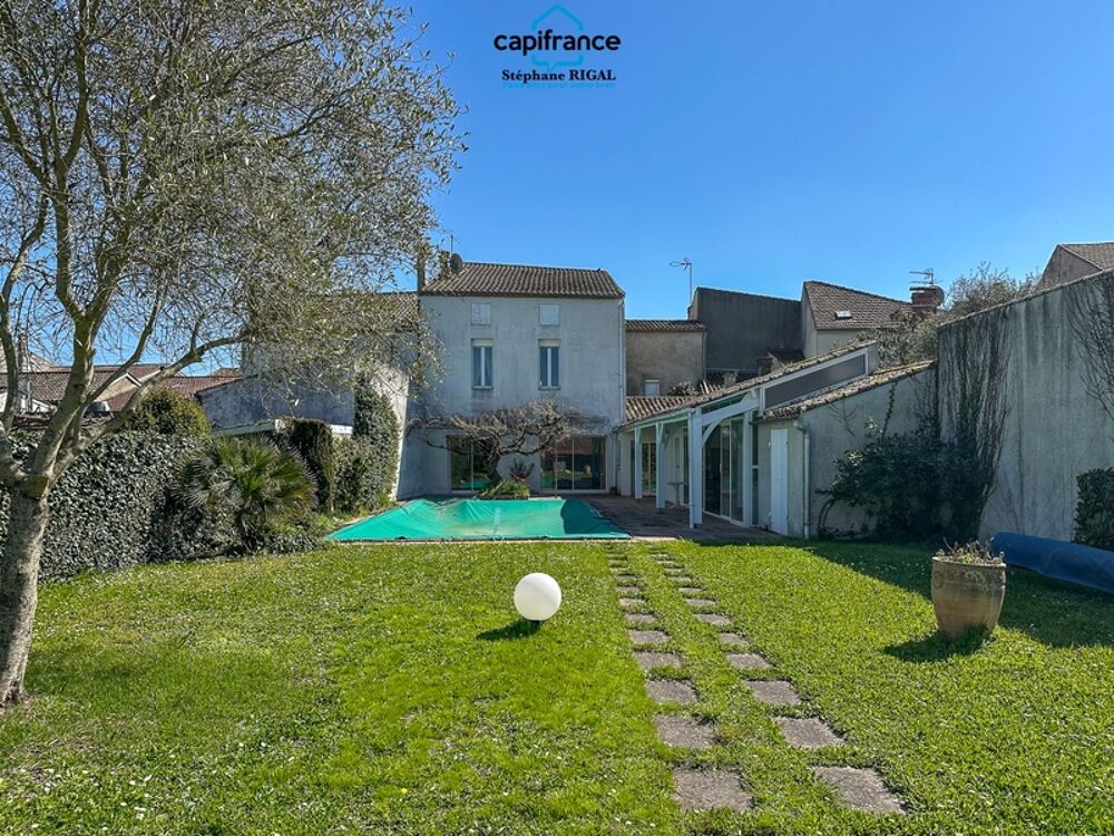 Maison à vendre 6 pièces de 165m2 habitables sur terrain de 770m2 avec piscine et garage