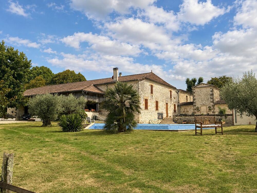 Ancienne grange rénovée avec gîte, grande piscine et vue panoramique