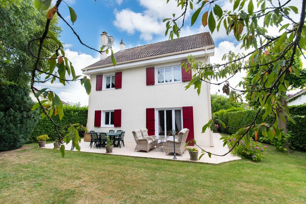 Maison Le Plessis Pate 7 pièce(s) 158 m2