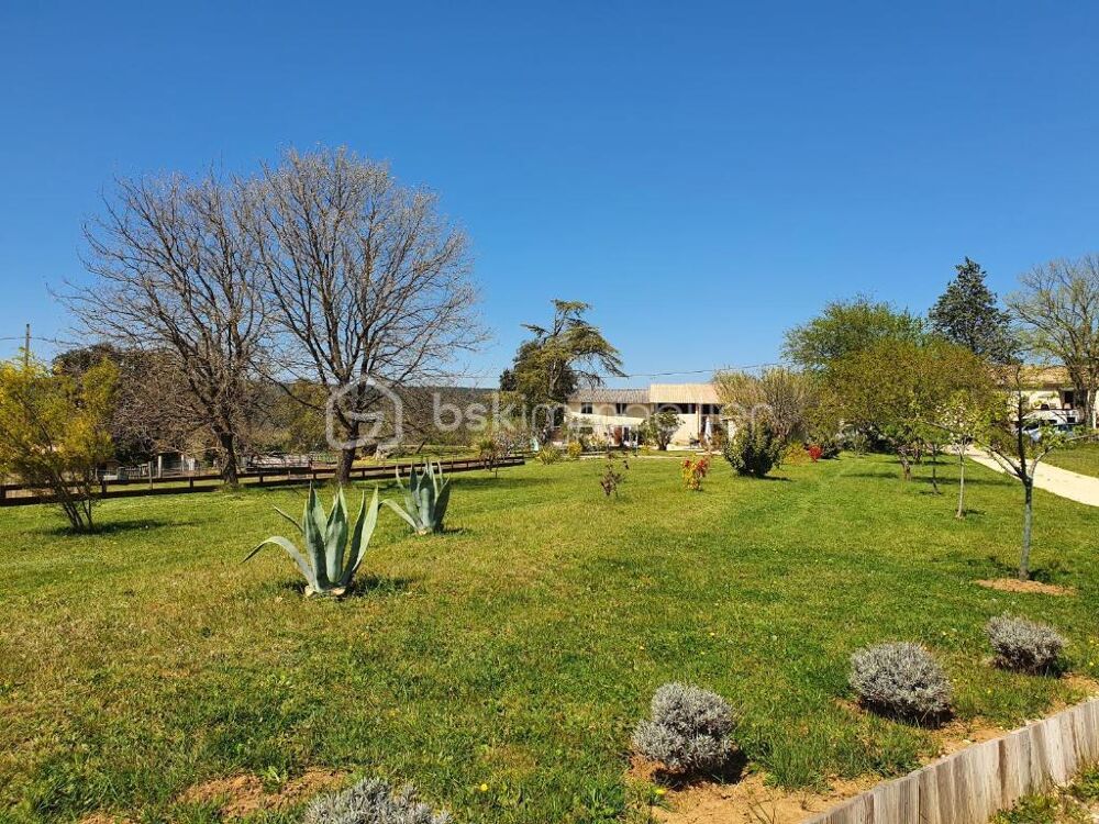 Domaine de 2,9 Hectares  Mas de 260 m²  4 Logements
