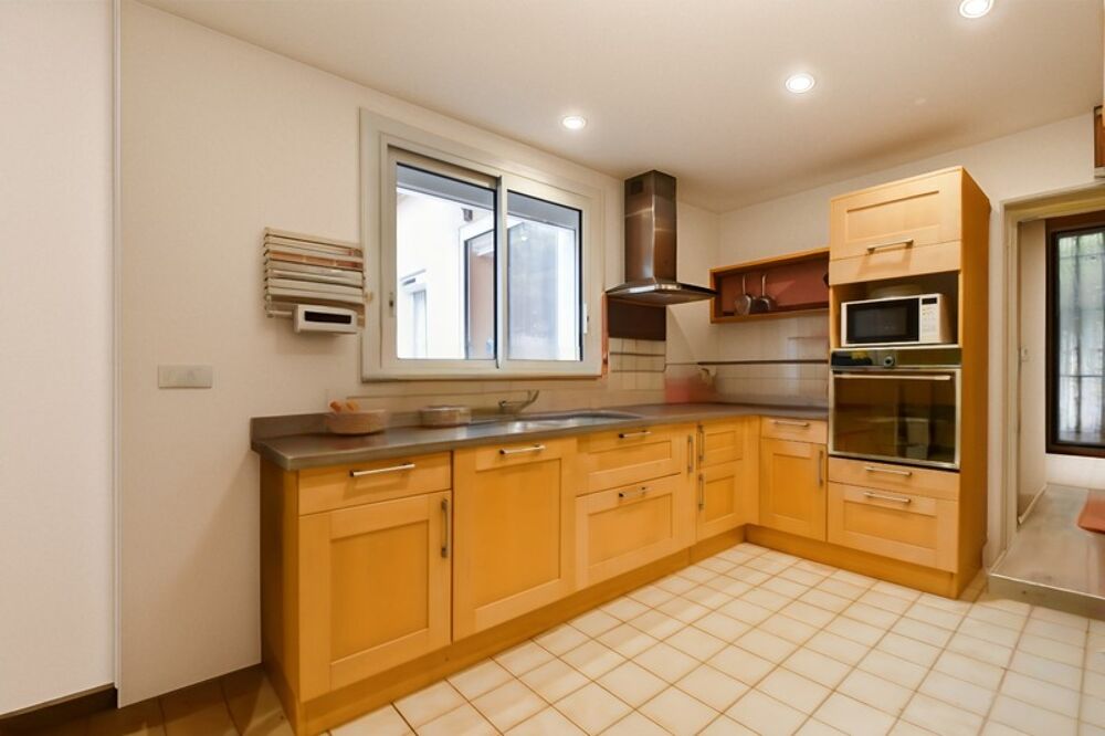 À vendre à Nébian, dans lHérault, villa familiale de 146 m² comprenant 5 pièces et 4 chambres, implantée sur un terrain de 628