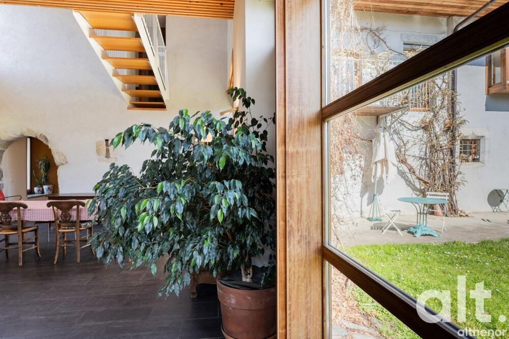Bâtisse de caractère à Chavanod  8 pièces et terrain constructible