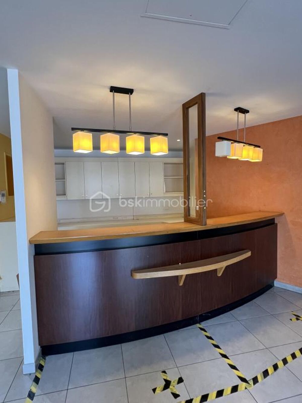   A VENDRE EN EXCLUSIVITE LOCAL COMMERCIAL 250 M2 DAMMARIE-LES-LYS CENTRE 