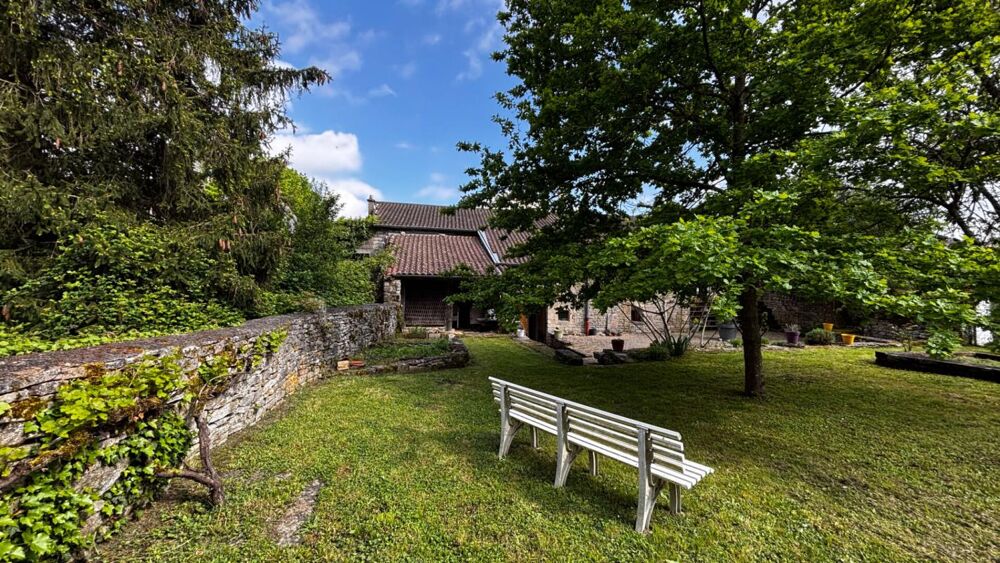 Maison en pierre, Uchizy, 152 m2 avec beau terrain arboré et dépendances